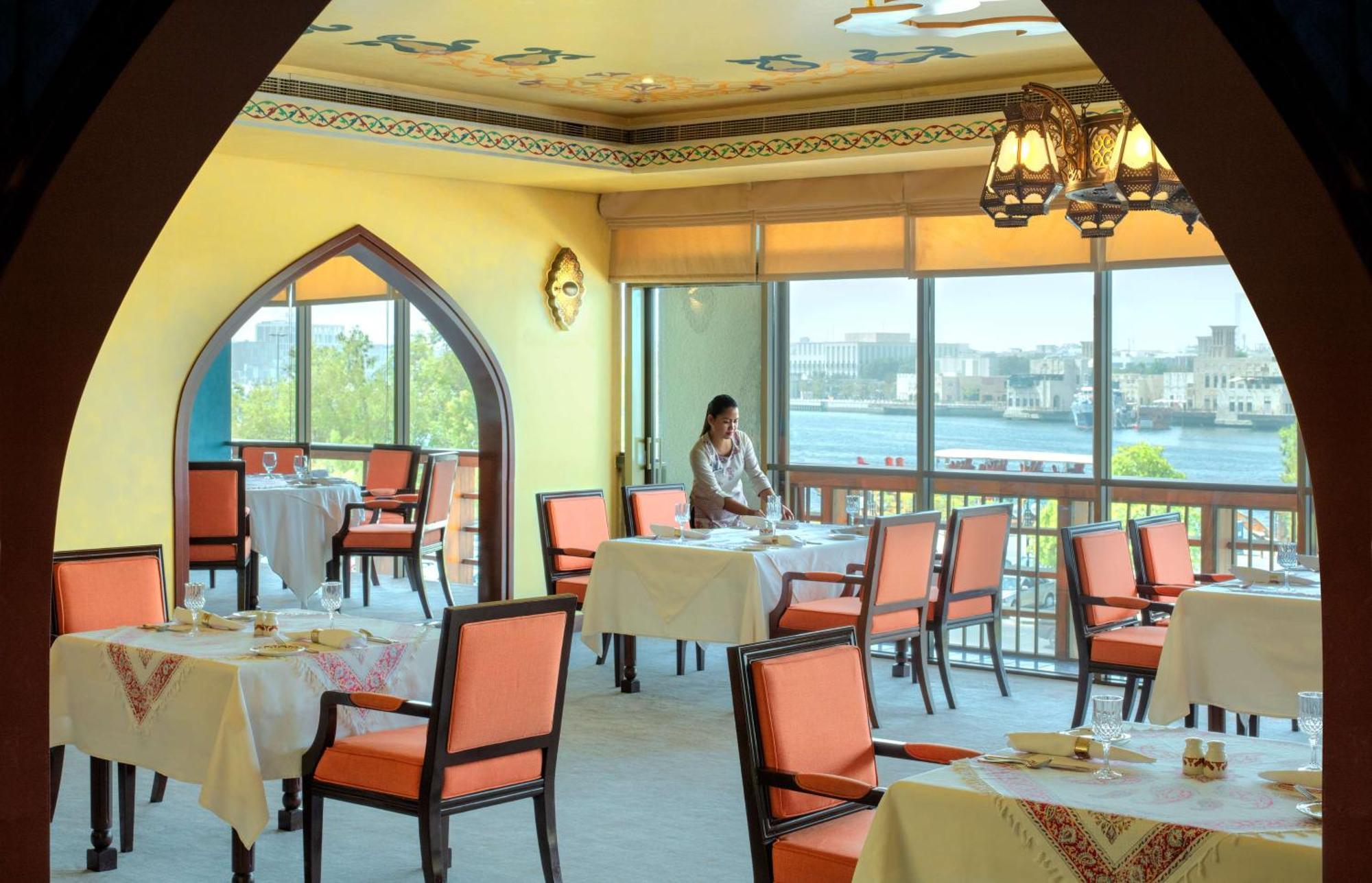 Radisson Blu Hotel, Dubai Deira Creek Exterior photo The restaurant