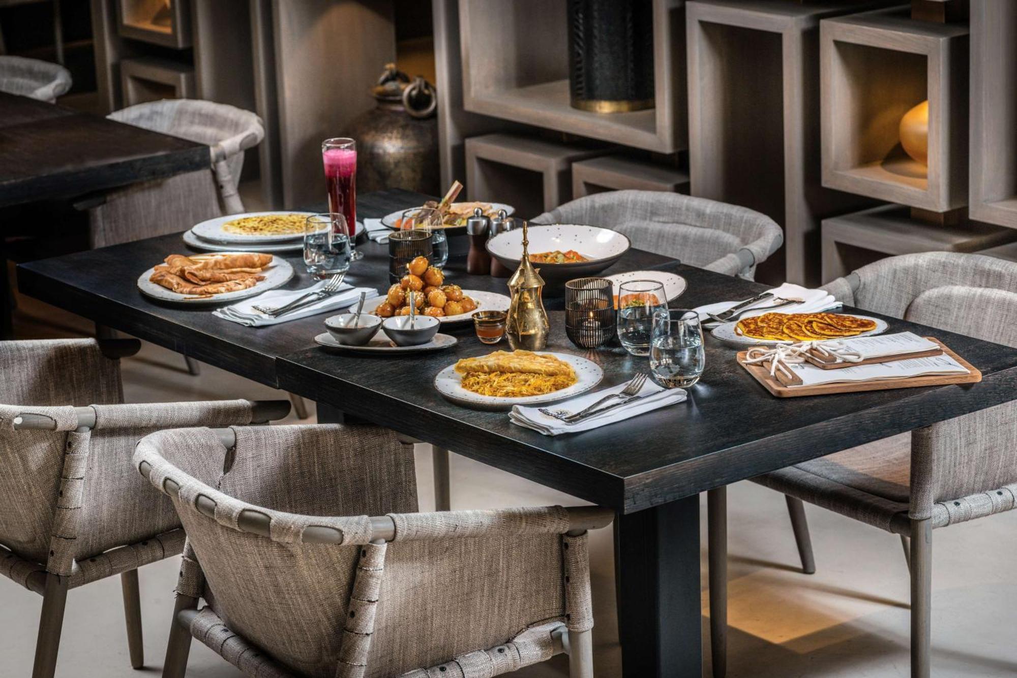 Radisson Blu Hotel, Dubai Deira Creek Exterior photo A table at the restaurant